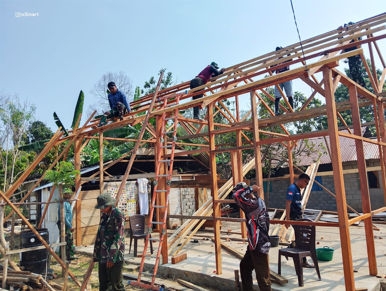 Kepedulian TNI dan Masyarakat Dalam Membangun Rumah Layak di Poso
