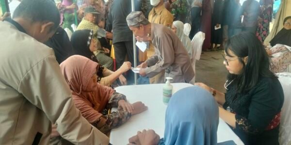 Kegiatan TMMD ke-130 Tingkatkan Akses Kesehatan Melalui Pengobatan Gratis di Sumur Bandung