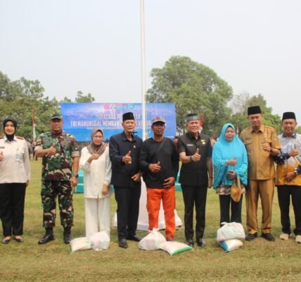 Wujud Kepedulian, Warga Kandang Limun Terima Bantuan Sembako di Pembukaan TMMD ke-130