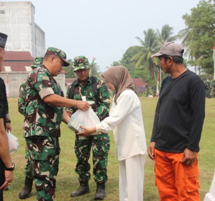 Tak Hanya Bangun Infrastruktur, TMMD ke-130 Kodim 0407 Salurkan Sembako untuk Warga Kandang Limun Tak Hanya Bangun Infrastruktur, TMMD ke-130 Kodim 0407 Salurkan Sembako untuk Warga Kandang Limun