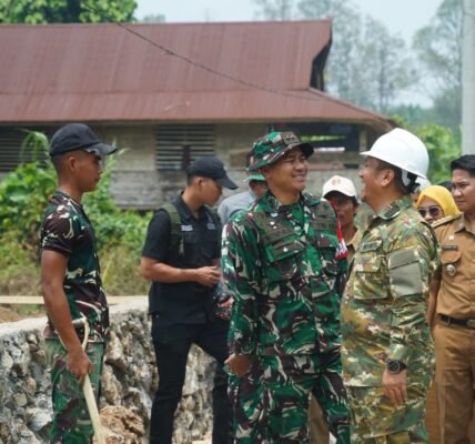 Bupati Irwan Evaluasi Kemajuan Program TMMD di Desa Parumpanai Bersama TNI