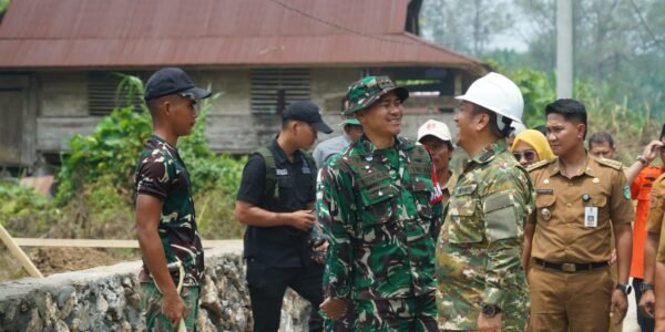 Bupati Irwan Evaluasi Kemajuan Program TMMD di Desa Parumpanai Bersama TNI