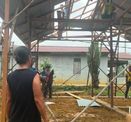 Senyum Bu Suhanim Cerahkan Pembangunan Rumah Bersama Satgas TMMD di Dusun Nahaya