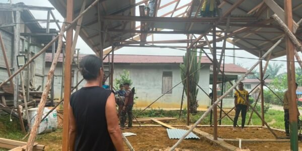 Senyum Bu Suhanim Cerahkan Pembangunan Rumah Bersama Satgas TMMD di Dusun Nahaya