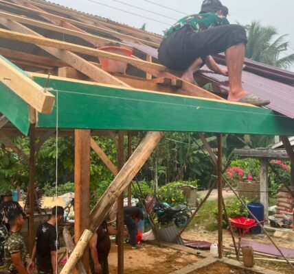 Kehangatan TNI dalam Membangun Rumah Bu Suhanim di Tengah Harapan Baru