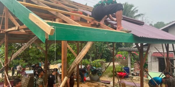 Kehangatan TNI dalam Membangun Rumah Bu Suhanim di Tengah Harapan Baru