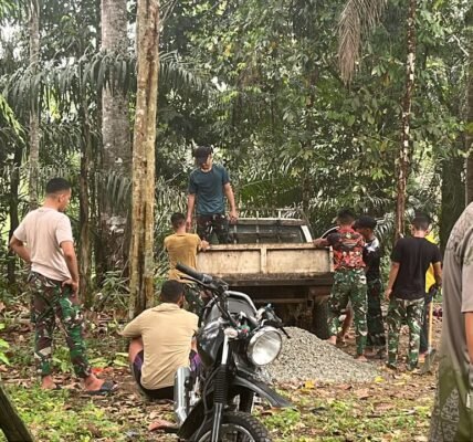 Prajurit TNI Kehujanan, Semangat Angkut Material Tak Surut di Landak