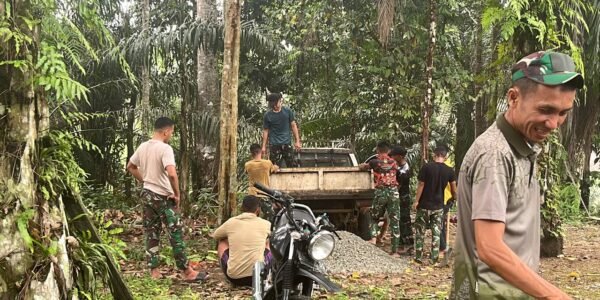 Prajurit TNI Kehujanan, Semangat Angkut Material Tak Surut di Landak