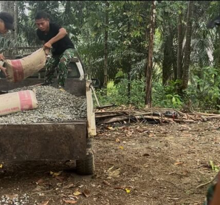 Satgas TMMD Kodim 1210/Landak Gerakkan Kegiatan Pembangunan dengan Pengiriman Material Satgas TMMD Kodim 1210/Landak Gerakkan Kegiatan Pembangunan dengan Pengiriman Material