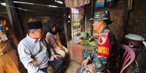 Dandim 0818 Tunjukkan Kepedulian TNI dengan Kunjungan ke Warga Taji Penerima RTLH